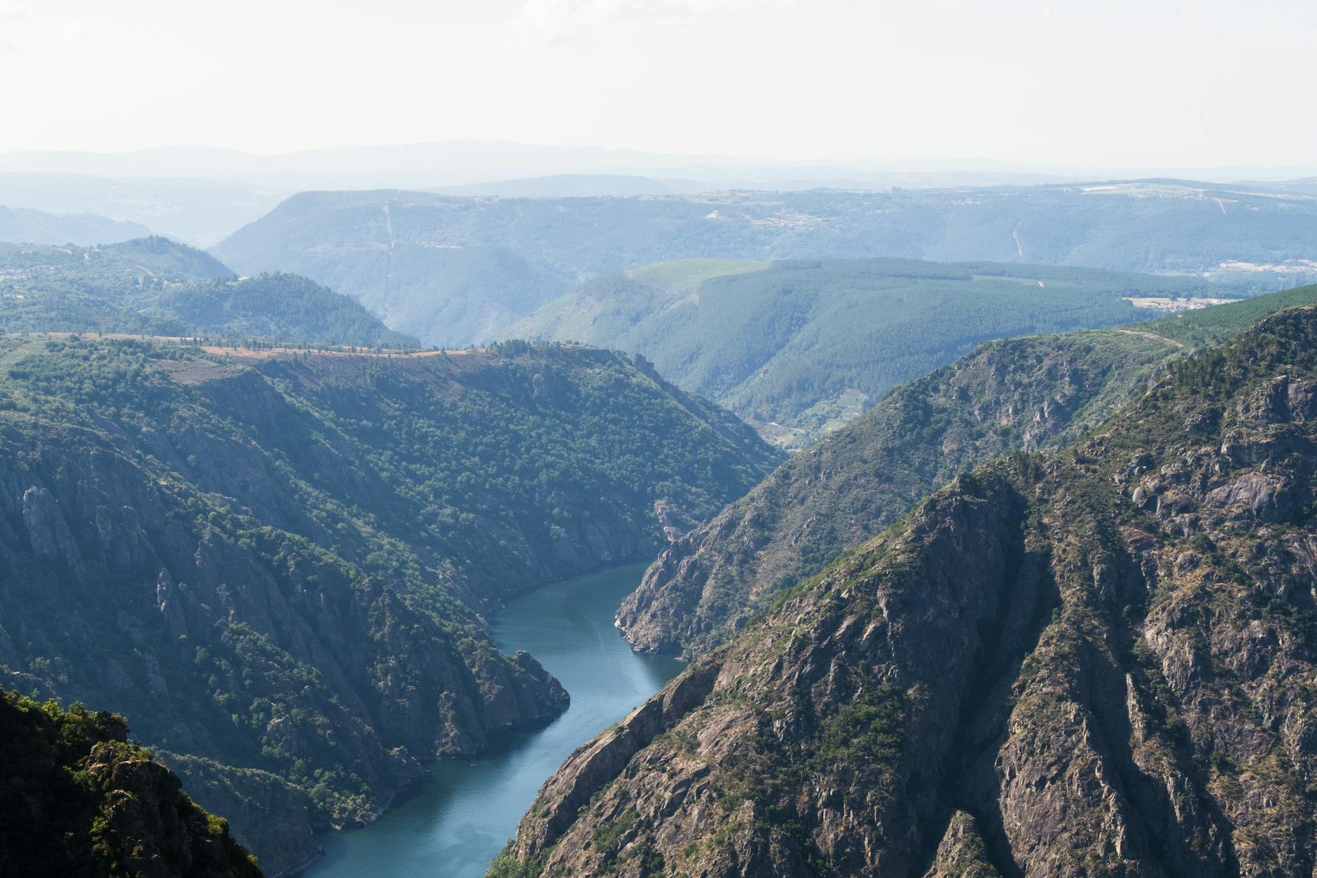 Captura momentos inolvidables con video boda Ribeira Sacra con dron viñedos Sil